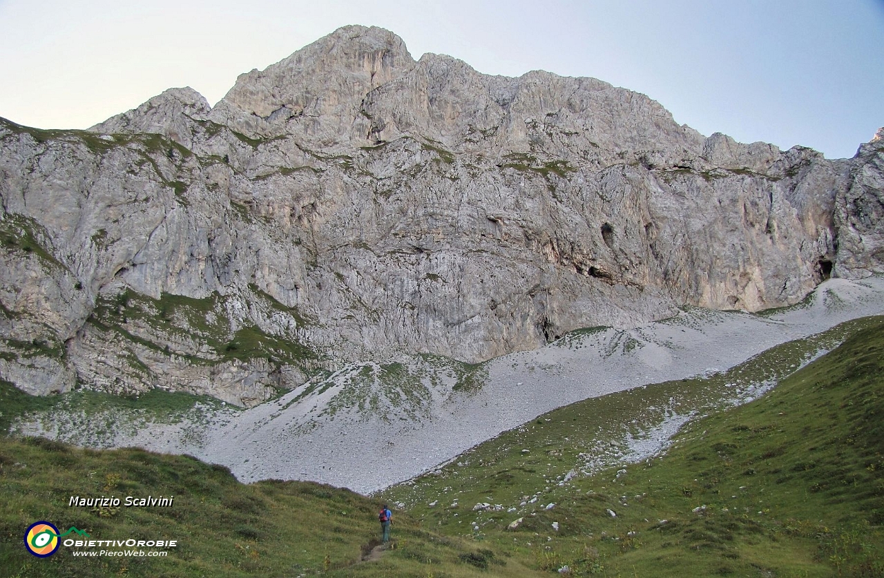 10 Mi avvio verso il ghiaione della Corna Piana....JPG